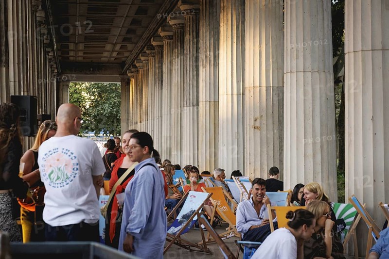 Reading by Ulrike C. Tscharre and live music at the Kolonnaden Bar on Museum Island in Berlin, 08/08/2024