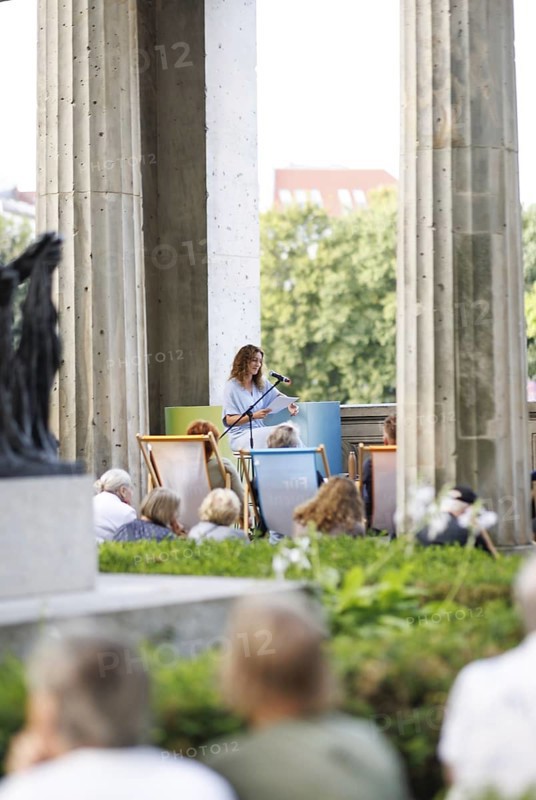 Reading by Ulrike C. Tscharre and live music at the Kolonnaden Bar on Museum Island in Berlin, 08/08/2024