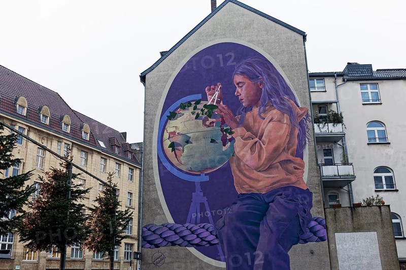 Mural, Girl with globe and compass, after a Gerhard Mercator portrait, mural by the artist duo Innerfields, Duisburg, North Rhine-Westphalia, Germany, Europe