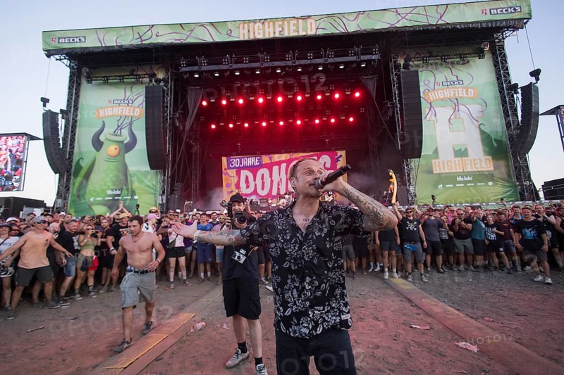 Ingo Knollmann, singer of the Donots in the mosh pit at the Highfield Festival on Friday, Störmthaler See, 16/08/2024