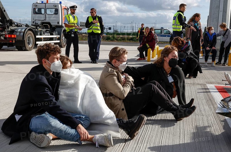 EASA emergency exercise at BER Airport, emergency services rehearsed an emergency in the aviation security area. The airport company rehearsed for an emergency together with the federal police and fire brigade as part of an emergency exercise, 11 October 2022