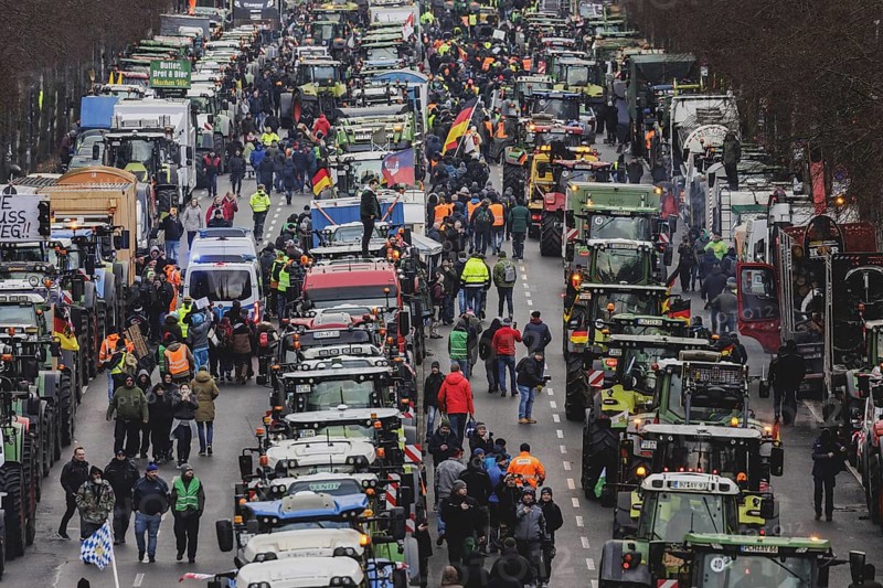 Road blockades, taken as part of the farmers' protests in Berlin, 15 January 2024. 10, 000 participants are expected on Monday as part of the farmers' protest week. Among other things, they are protesting against the austerity plans of the traffic light government