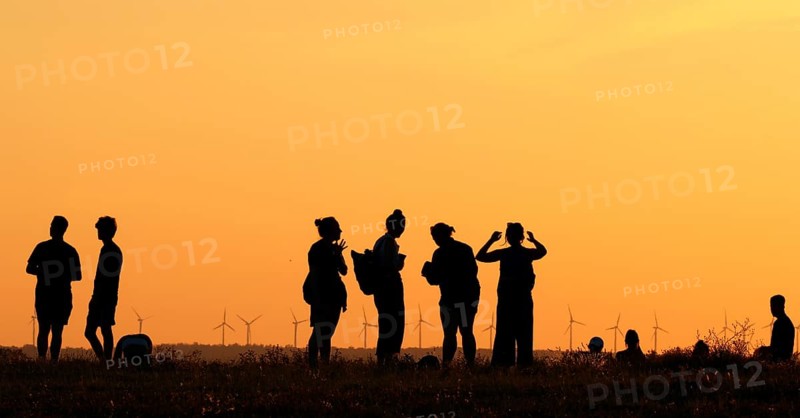 The Drachenberg in Berlin is well visited at sunset. A wind farm near Nauen in Brandenburg can be seen in the background, 23/08/2022