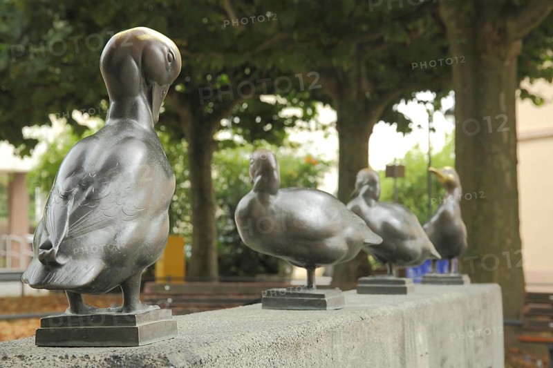 Duck figures from the duck fountain by August Gaul 1929, sculptures, bronze, bird figure, depth of field, blur, row, series, one behind the other, Richard-Weidlich-Platz, Sindlingen, Main, Frankfurt, Hesse, Germany, Europe