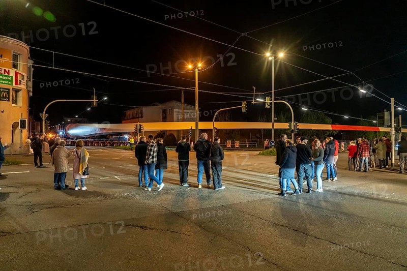 Transport of a 68 metre long, 22 tonne blade of a wind turbine, here in Schwelm, onlookers, with a self-propelled Blade-Lifter vehicle, over a 40 km long route, over 2 nights, in the Bergisches Land, through towns, villages, over country roads, narrow through roads, to the construction site of the wind turbine near Hagen, North Rhine-Westphalia, Germany, Europe