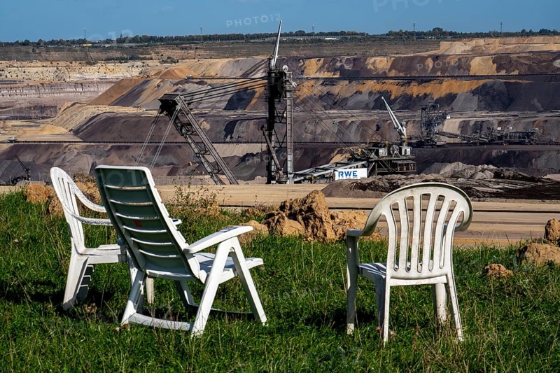 Edge of the Garzweiler II open-cast lignite mine, the last buildings of the abandoned village are occupied by climate protection activists, is to be the last village to be excavated, belongs to Erkelenz in the district of Heinsberg, North Rhine-Westphalia, Germany, Europe