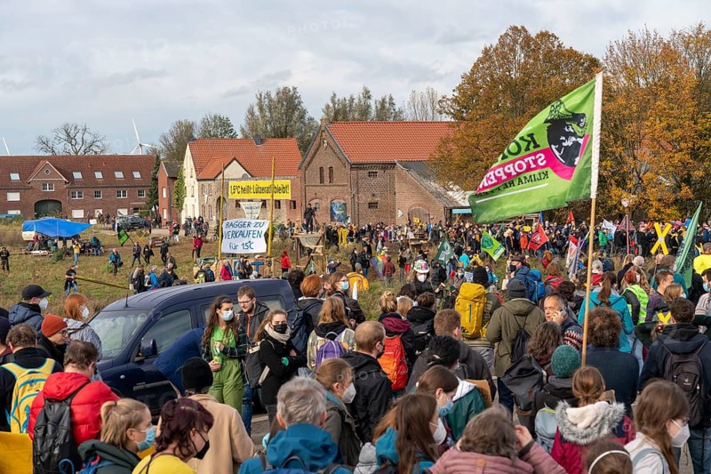 Protest action against the demolition of the village of Lützerath in the Rhenish lignite mining area, which is to make way for the expansion of the Garzweiler II open-cast mine, several thousand participants at the demonstration in Lützerath, North Rhine-Westphalia, Germany, Europe
