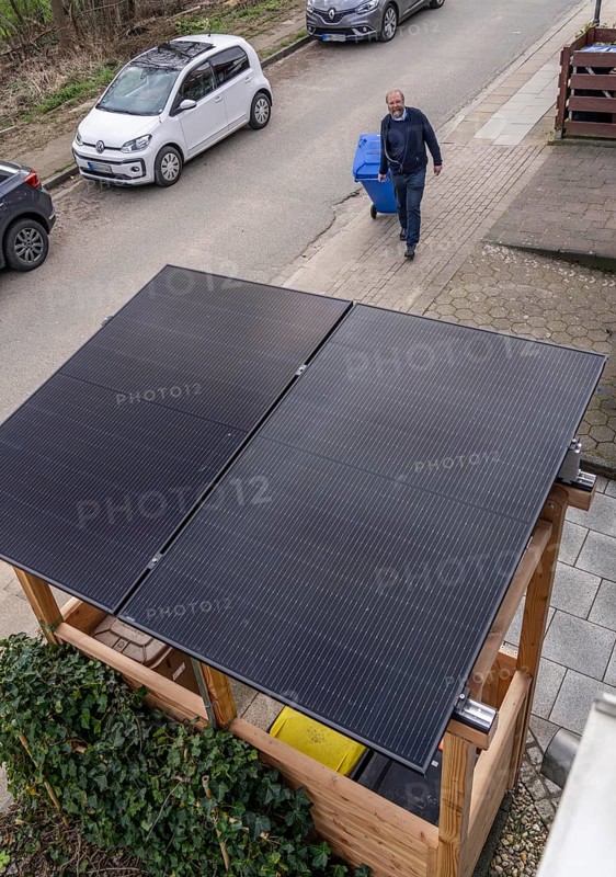 Detached house with various solar modules, in addition to solar panels on the roof of the house, plug-in solar modules are mounted on a dustbin box as a roof, Essen, North Rhine-Westphalia, Germany, Europe
