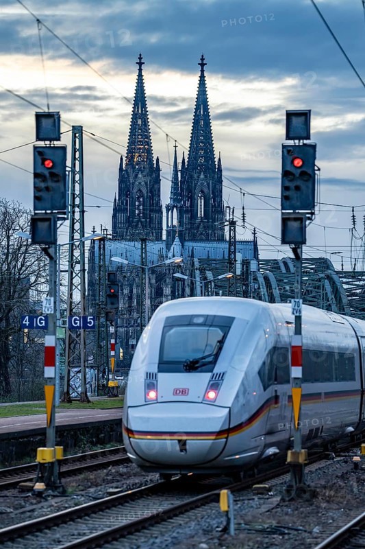 ICE train on the track in front of Cologne Central Station, Hohenzollern Bridge, Cologne Cathedral, North Rhine-Westphalia, Germany, Europe