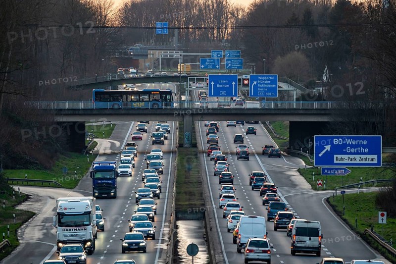 Motorway A40, Ruhrschnellweg, near Bochum, dense evening traffic, in front of the motorway junction Bochum, A43, view in west direction, North Rhine-Westphalia, Germany, Europe