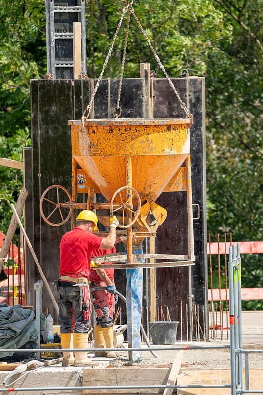 Construction site, concreting, ceiling of a building is concreted, the concrete is placed on the reinforced concrete mats by means of a concrete bomb