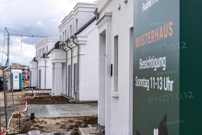 New development district, around 140 detached and semi-detached villas being built in the south of Duisburg, various property developers, show home, North Rhine-Westphalia, Germany, Europe