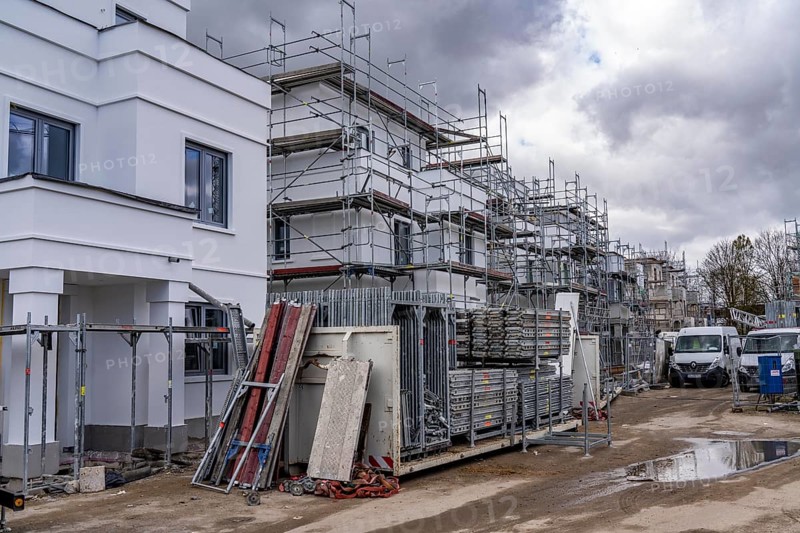 New development district, around 140 detached and semi-detached villas being built in the south of Duisburg, various property developers, shells, construction work, North Rhine-Westphalia, Germany, Europe
