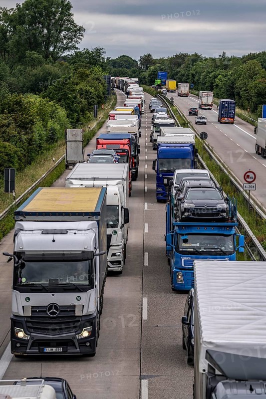 9 km long traffic jam on the A40 motorway heading east, between the Dutch border near Venlo, in front of the Wankum junction, due to roadworks, traffic routing to one lane, many trucks in traffic jam, North Rhine-Westphalia, Germany, Europe