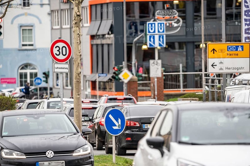 30 km/h zone on Herner Straße in Bochum Riemke to keep the air clean, ban on lorries driving through