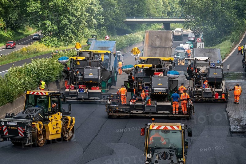 Renewal of the road surface on the A40 motorway between the Kaiserberg junction and Mülheim-Heißen, in the direction of Essen, over a length of 7.6 kilometres, with whisper asphalt, so-called open-pored asphalt, 10-day closure of the motorway, North Rhine-Westphalia, Germany, Europe