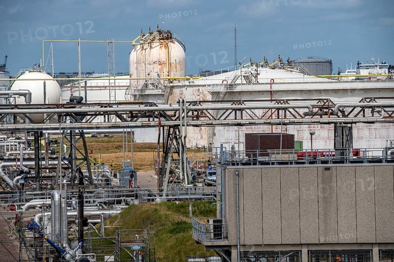 Shell Pernis refinery, largest refinery in Europe, production, logistics and tank facilities, production of various petroleum products such as petrol, paraffin, diesel, Rotterdam, Netherlands