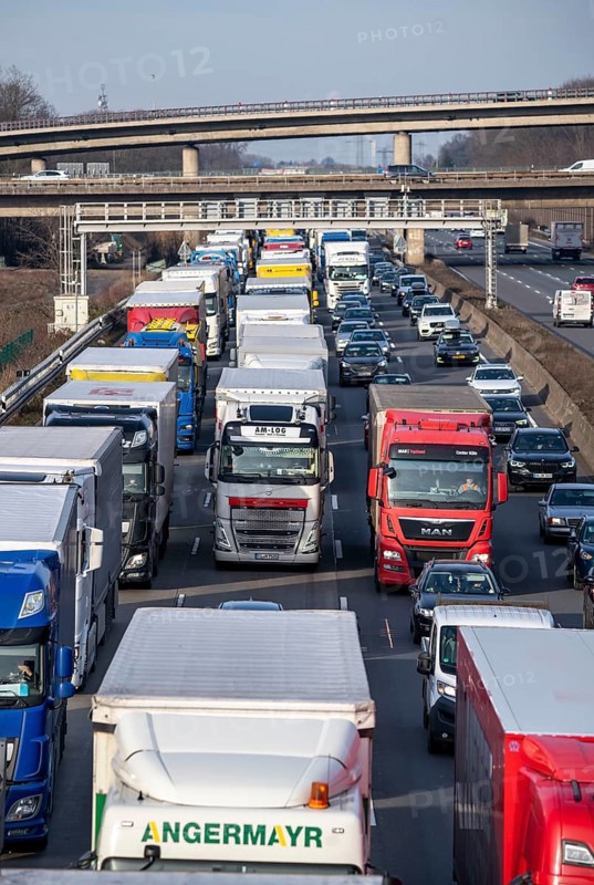 Traffic jam on the A3 motorway, at the Köln-Ost junction, heading south, four lanes jammed with cars and many trucks, over 8 kilometres in total, Cologne, North Rhine-Westphalia, Germany, Europe