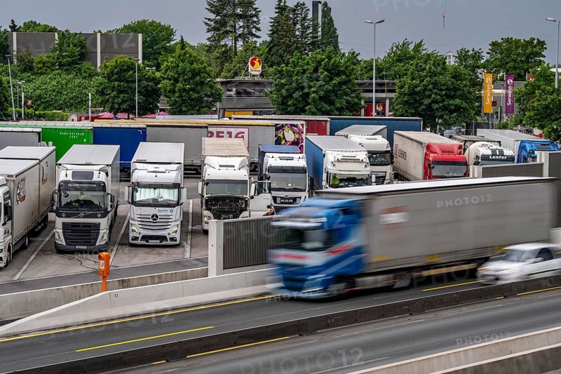 Traffic jam on the A2 motorway near Bottrop, in front of the Bottrop motorway junction, in the direction of Oberhausen, due to a long-term construction site, renewal of the lanes, Serways service area Bottrop Süd, new noise barriers, protect residents and parked truck drivers from road noise North Rhine-Westphalia, Germany, Europe