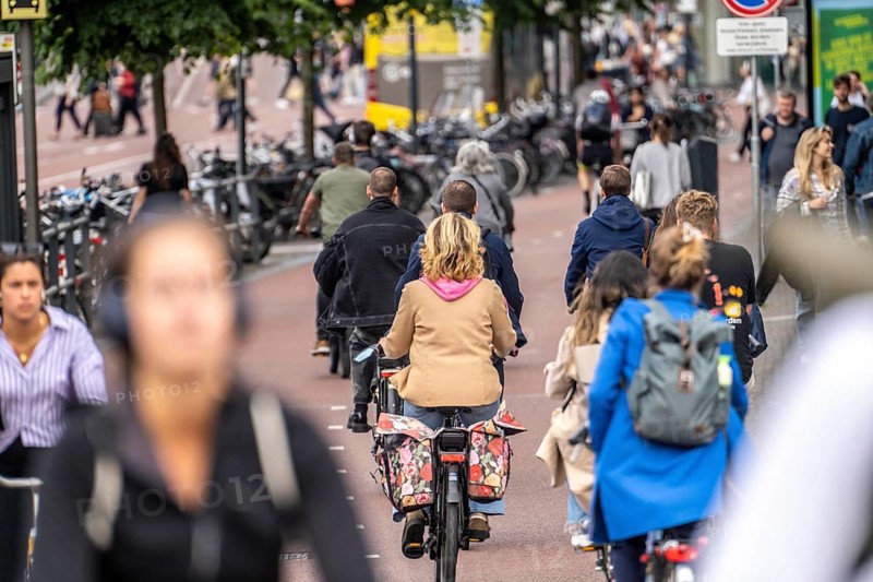 Central cycle path at the Vredenburgviaduct, in the city centre of Utrecht, lanes for pedestrians, cyclists and cars are separated, waiting at traffic lights, heavy traffic, Netherlands