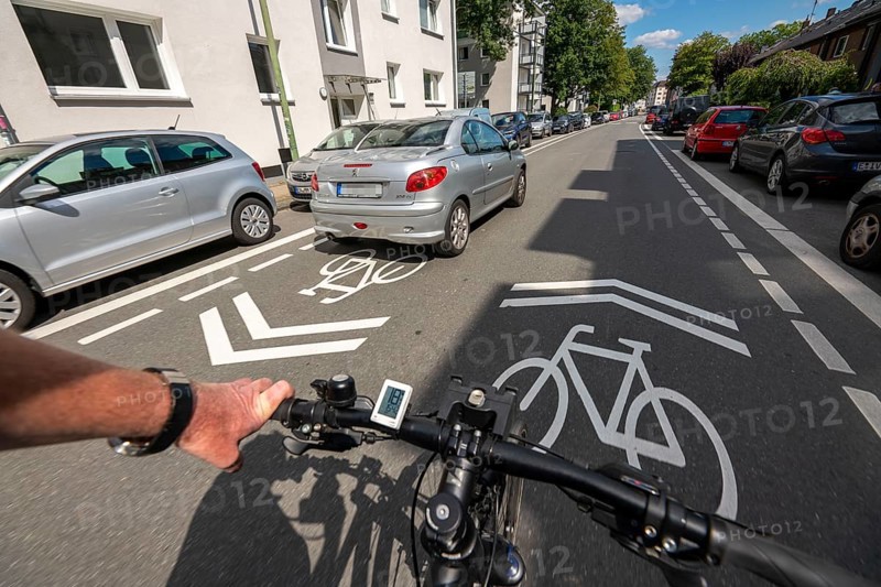 Bicycle road, cyclists have priority over car traffic, new cycle routes through Essen, here in the Rüttenscheid district, Kahrstrasse, part of the requirements of the clean air plan, against driving bans, Essen, North Rhine-Westphalia, Germany, Europe
