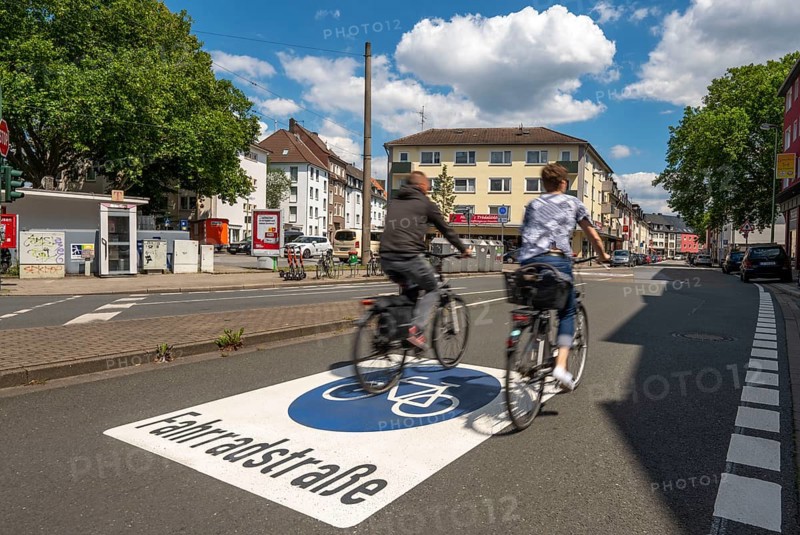 Bicycle road, cyclists have priority over car traffic, new cycle routes through Essen, here in the Rüttenscheid district, Kahrstrasse, part of the requirements of the clean air plan, against driving bans, Essen, North Rhine-Westphalia, Germany, Europe