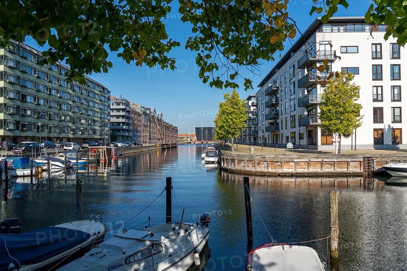 Christianshavns, old district, new residential buildings with jetty at Hammershøis Kaj, at the same time very lively and hip neighbourhood, crossed by many canals, with shops, pubs, living space, Copenhagen, Denmark, Europe