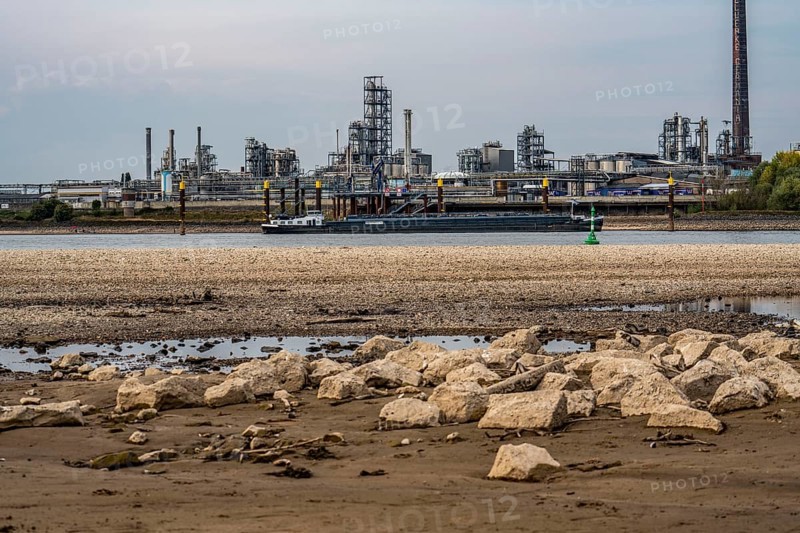 Rhine at Emmerich, extremely low water, Rhine level at 0 cm, tendency falling, backdrop of the KLK Emmerich chemical plant, for oleochemical products, tanker being unloaded, North Rhine-Westphalia, Germany, Europe