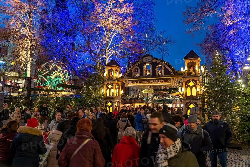 Christmas market at the Alter Markt in the historic city centre of Cologne, North Rhine-Westphalia, Germany, Europe