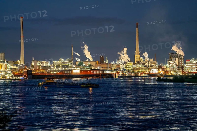 Chempark Krefeld-Ürdingen, around 40 companies are located in the chemical park on the Rhine, there are 3 chemical parks in North Rhine-Westphalia, Abends am Rhein, Germany, Europe