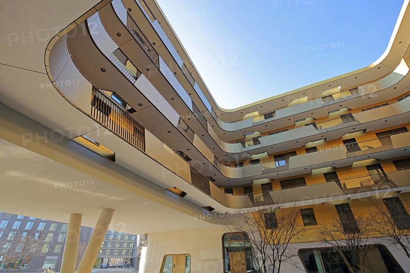 Modern golden building Pandion Doxx, golden, residential complex, inner courtyard, customs harbour, Neustadt, Mainz, Rhine-Hesse region, Rhineland-Palatinate, Germany, Europe