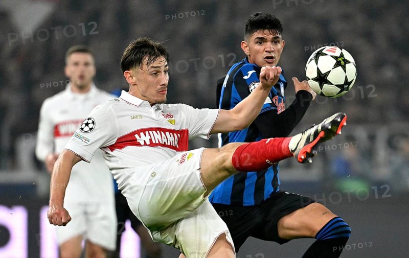 Duel, action Anthony Rouault VfB Stuttgart (29) against Raoul Bellanova Atalanta BC Bergamo (16) Champions League, MHPArena, MHP Arena Stuttgart, Baden-Württemberg, Germany, Europe