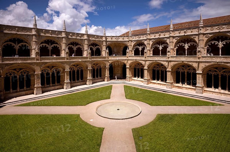Cloister, inner courtyard, Hieronymite monastery Mosteiro dos Jerónimos, also known as Mosteiro de Belém, Belém, Lisbon, Portugal, Europe