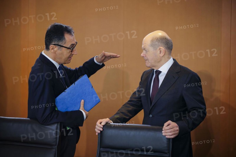 Cem Özdemir (Alliance 90/The Greens), Federal Minister for Agriculture and Food, and Olaf Scholz (SPD), Federal Chancellor, pictured during a cabinet meeting at the Federal Chancellery. Berlin, 10.04.2024