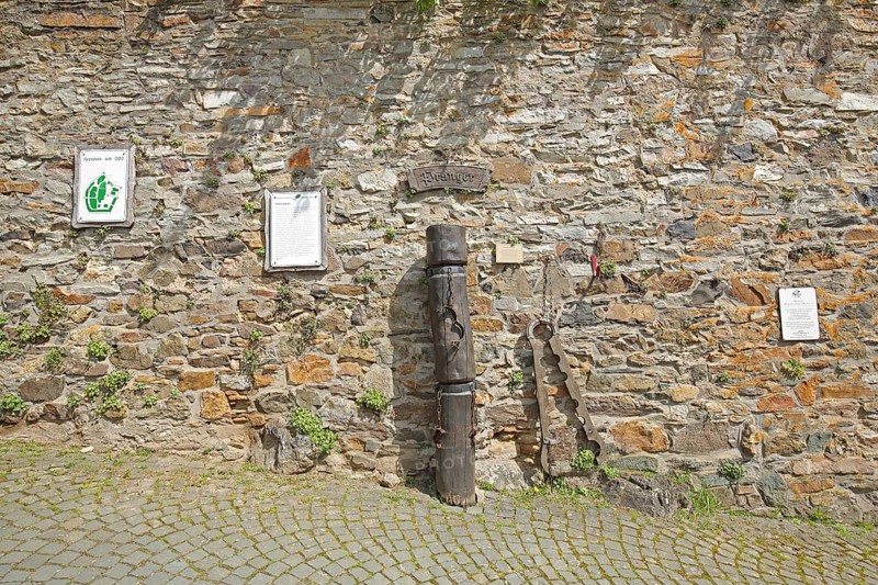 Historical pillory, pillory on stone wall, Middle Ages, inscription, text, explanation, town hall square, Herrstein, Hunsrück, Rhineland-Palatinate, Germany, Europe