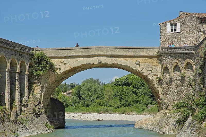 Pont Romain over the river Ouvèze, Roman bridge, landmark, Roman, Roman period, stone arch bridge, Ouveze, Vaison-la-Romaine, Vaucluse, Provence, France, Europe