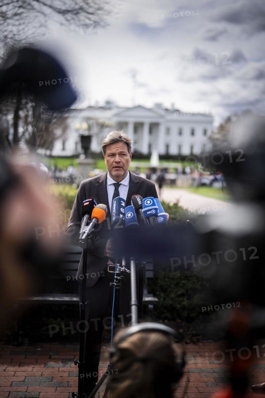 Trip by Federal Minister for Economic Affairs and Climate Protection Robert Habeck to the USA from 06-10 March 2024 Route through Washington, statement in front of the White House in Washington, 07 March 2024