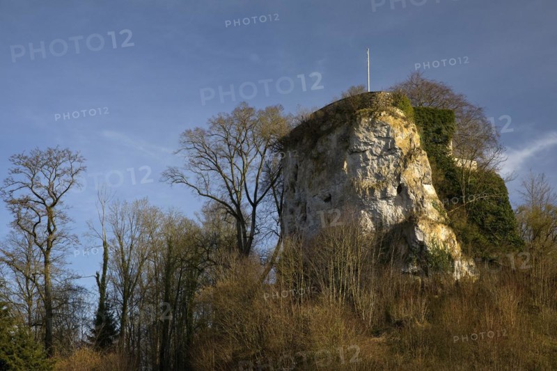 The steep limestone cliff on which Canstein Castle stands, Marsberg, Sauerland, North Rhine-Westphalia, Germany, Europe