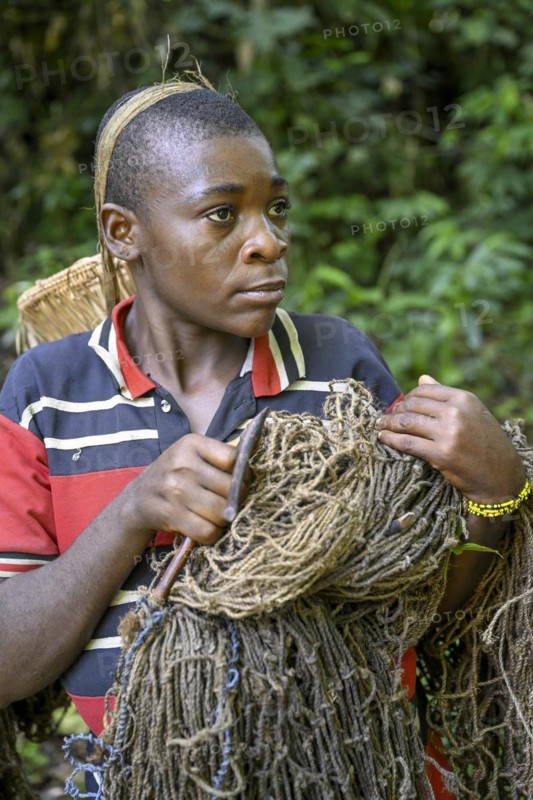 Pygmy woman of the Baka or BaAka people with her hunting net, Dzanga-Sangha Special Dense Forest Reserve, Sangha-Mbaéré Prefecture, Central African Republic, Africa