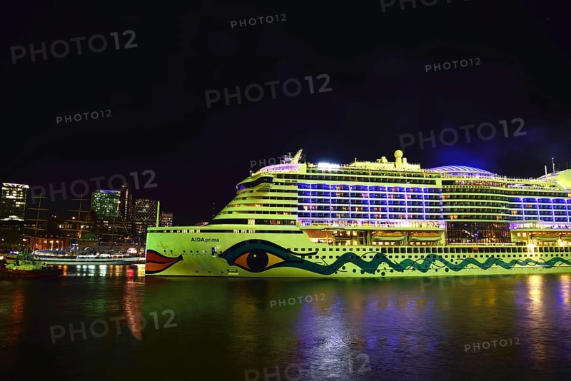 Europe, Germany, Hamburg, Elbe, View over the Elbe to the St. Pauli Landungsbrücken, Skyline St. Pauli at night, Passenger ship AIDAprima, Hamburg, Hamburg, Federal Republic of Germany, Europe