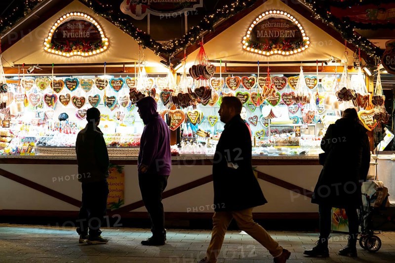 Pre-Christmas season, Christmas market in the city centre of Essen, Kettwiger Straße, stalls, gingerbread hearts, confectionery, North Rhine-Westphalia, Germany, Europe