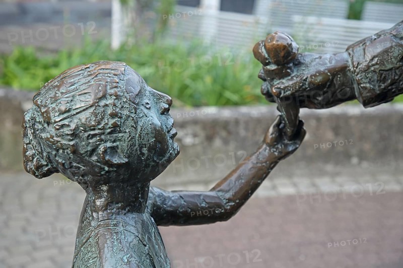Sculpture ice-cream seller, girl, head, face, joy, pleasure, bronze, sale, sell, ice-cream, ice-cream cone, ice-cream scoops, hand over, handing over, give, rejoice, take, hands, hold, arms, gesture, detail, market place, Idar-Oberstein, Hunsrück, Rhineland-Palatinate, Germany, Europe