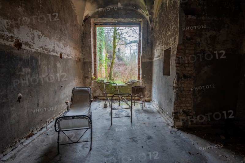 Remains of patient beds in the Alpenhaus, Beelitz-Heilstätten, former lung sanatorium, military hospital of the Soviet army from 1945 to 1994, today Lost Place, Beelitz, Brandenburg, Germany, Europe
