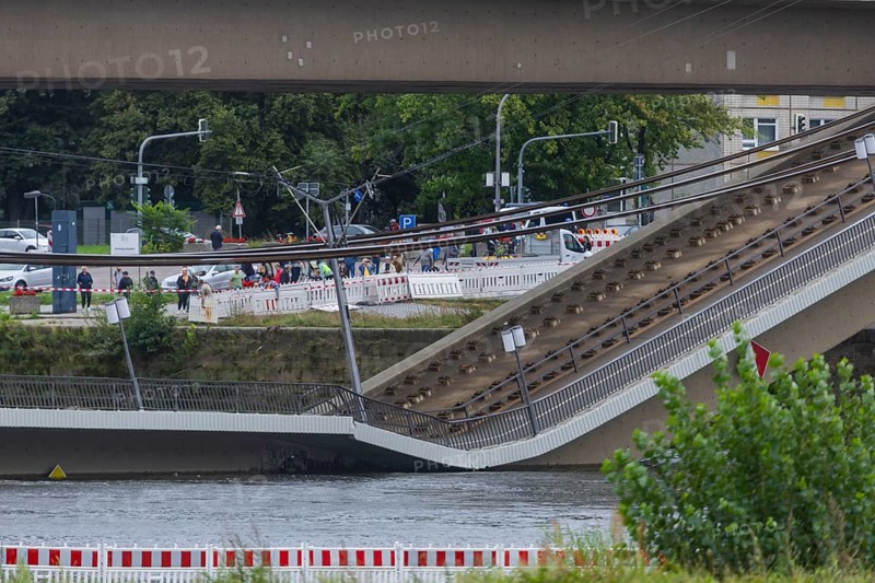 In the early hours of the morning, a section of the Carola Bridge collapsed for unknown reasons. Over a length of around 100 metres, the section on which the trams normally run has collapsed into the Elbe. The area is cordoned off, partial collapse of the Carola Bridge in Dresden, further bridge sections are in acute danger of collapsing, Dresden, Saxony, Germany, Europe