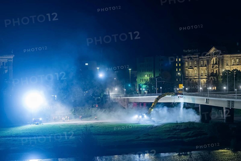 In the early hours of the morning, a section of the Carola Bridge collapsed for unknown reasons. Over a length of around 100 metres, the section on which the trams normally run collapsed into the Elbe. Demolition of the collapsed section of the bridge began during the night of 13 September, and heavy equipment was used for this purpose. Demolition of the collapsed bridge sections of the Carola Bridge in Dresden, Dresden, Saxony, Germany, Europe