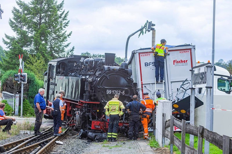 There was a serious accident between a train on the Weißeritz Valley Railway and a lorry from the district of Central Saxony at the level crossing just in front of the Dippoldiswalde stop. The steam locomotive, built in 1933, was forced off the tracks, causing millions of euros worth of damage. Local residents reported an explosive bang., Engine accident on Weißeritztalbahn, Dippoldiswalde, Saxony, Germany, Europe