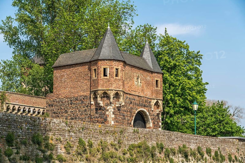 South gate and town wall in the town of Zons, Dormagen, Lower Rhine, North Rhine-Westphalia, Germany, Europe
