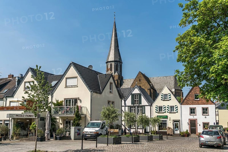 Town of Zons with St Martinus parish church, Dormagen, Lower Rhine, North Rhine-Westphalia, Germany, Europe