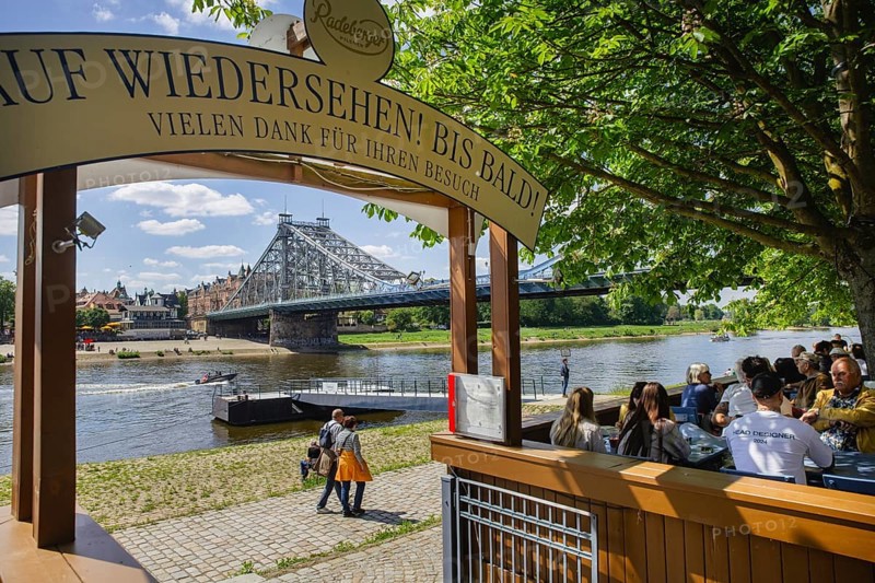 Men's groups on the way to the Men's Day on the Dresden Elbe cycle path, here the Körnergarten, Dresden, Saxony, Germany, Europe