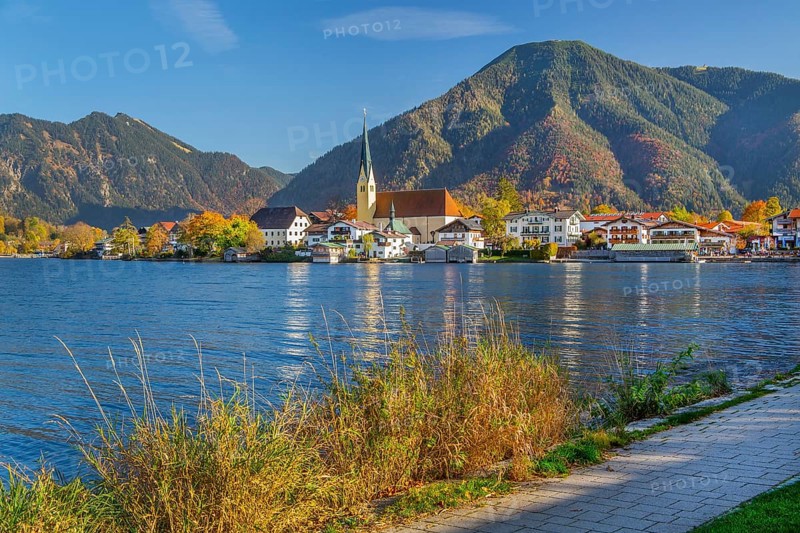 Malerwinkel view with waterfront of the village, parish church St. Laurentius and Wallberg 1722m in autumn, Rottach-Egern, Tegernsee, Tegernsee valley, Upper Bavaria, Bavaria, Germany, Europe